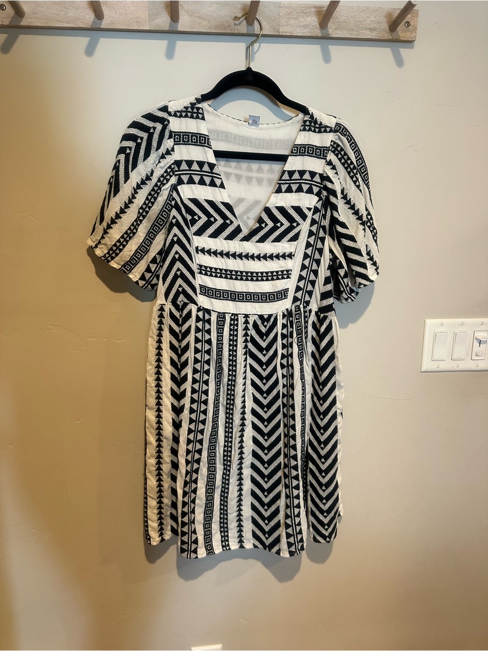 Old Navy Black and White Geometric V-Neck Short Sleeve Dress